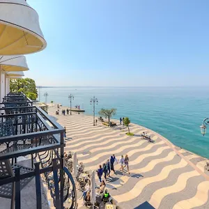 La Vista Postcard Hotell